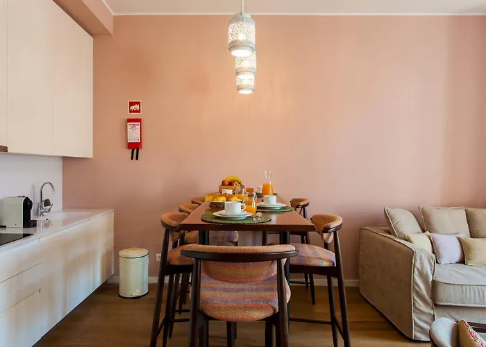 Апартаменты Hostee - Sublime 2br On Restauradores Sq *