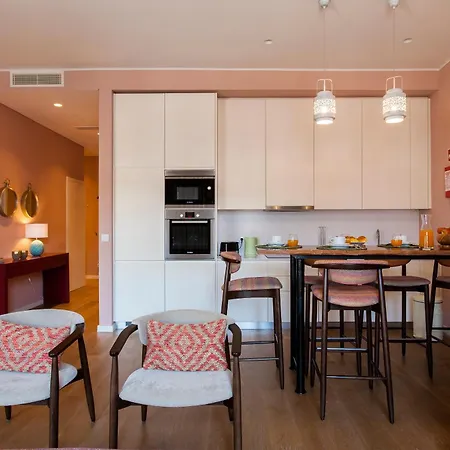 Hostee - Sublime 2br On Restauradores Sq *