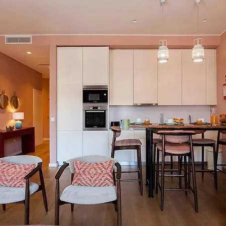 Hostee - Sublime 2Br Apt On Restauradores Sq Lissabon
